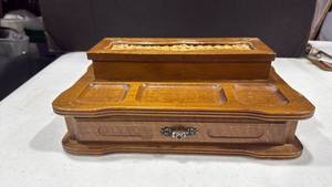 lot 2067 image: Jewelry box