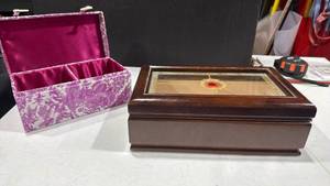 lot 2068 image: Jewelry boxes