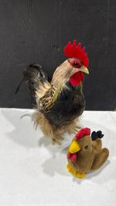 lot 2071 image: Rooster decor tallest 12 in tall