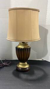 lot 2078 image: Accent lamp 20in tall