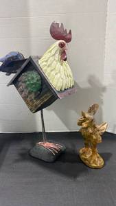 lot 2079 image: Rooster decor tallest 19in