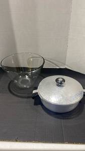 lot 2086 image: Vintage casserole dish and nice glass bowl