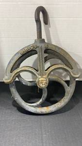 lot 2092 image: Vintage iron pulley with hook