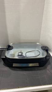 lot 2103 image: Non-stick electric skillet with hinged lid