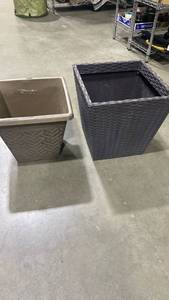 lot 2114 image: Square plastic planters, tallest 15x15in