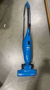 lot 2122 image: Eureka stick vacuum