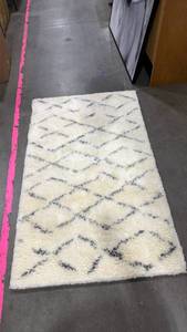 lot 3010 image: Safavieh rug 60 x 38 in