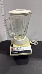 lot 4009 image: Hamilton Beach Insta Blend 14 speed lender with glass top