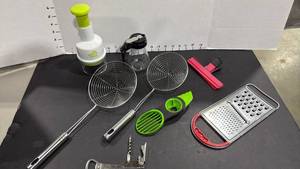 lot 4010 image: Smart Home chopper and utensils