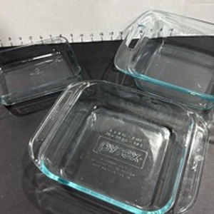 lot 4012 image: Pyrex glass baking dishes
