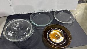 lot 4013 image: Pyrex casserole dish with lid, fire King and Pyrex pie plates