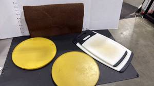 lot 4016 image: Spice spinner, cutting boards and drying dish rack