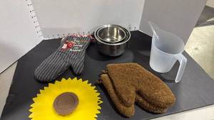 lot 4026 image: Mixing bowls, silicone lid, measuring cup and pot holders