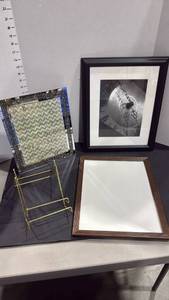 lot 4041 image: Picture frames, easel and reusable bag