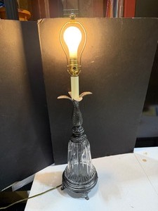 lot 1001 image: Table lamp with 3-way lightbulb (no shade)