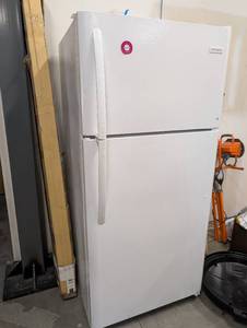 Frigidaire Top Freezer Refrigerator White 18 Cu Ft  - Retail: $400