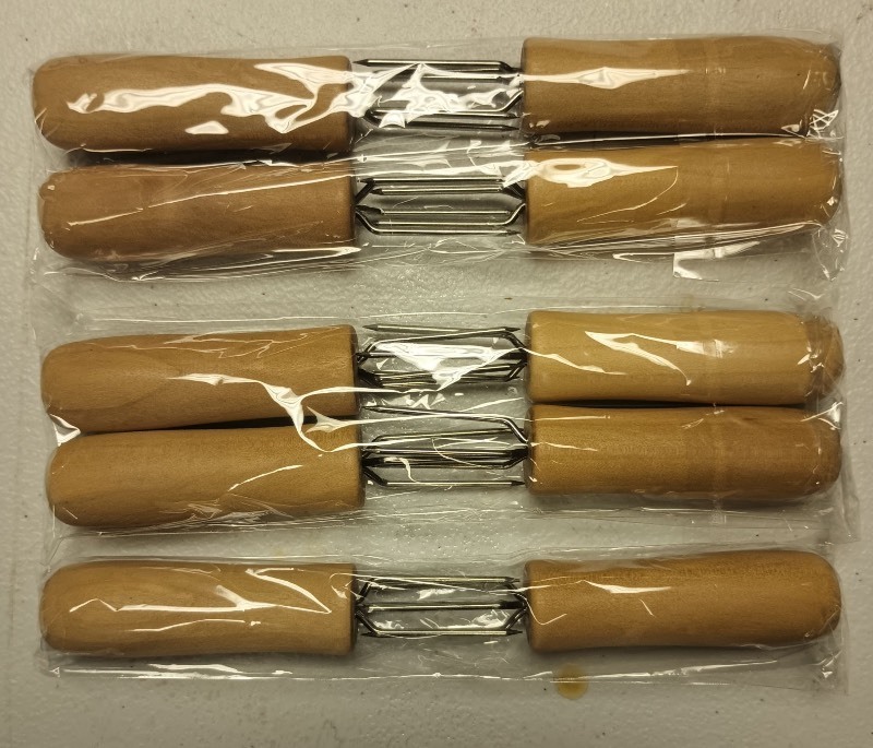 lot 611 image: FLOWERTEEN Corn Holders Set of 10 Stainless Steel Corn on The Cob Holders Fruit Forks with Wood Handle for Home Cooking and BBQ Twin Prong Sweetcorn Holders RC50