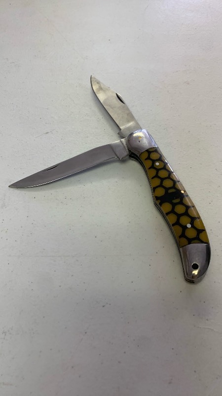 lot 57 image: Two-Blade Pocket Knife with Honeycomb Pattern approx 9.25 inches when open