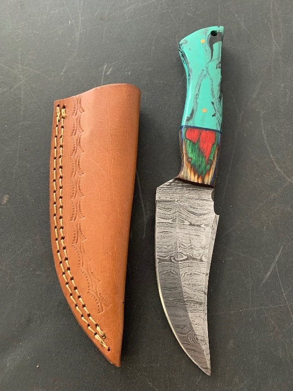 lot 53 image: Handcrafted Damascus Steel Full Tang Knife Blade with leather sheath approx 8 inches long Hunting Fishing