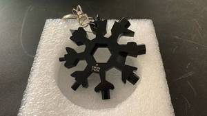 lot 262 image: Swiss Tech 18-in-1 Snowflake Multi-Tool Keychain