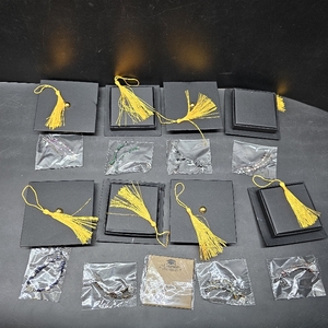 lot 3426 image: Graduation gift with box, bracelet with CongratsYou Did IT carde