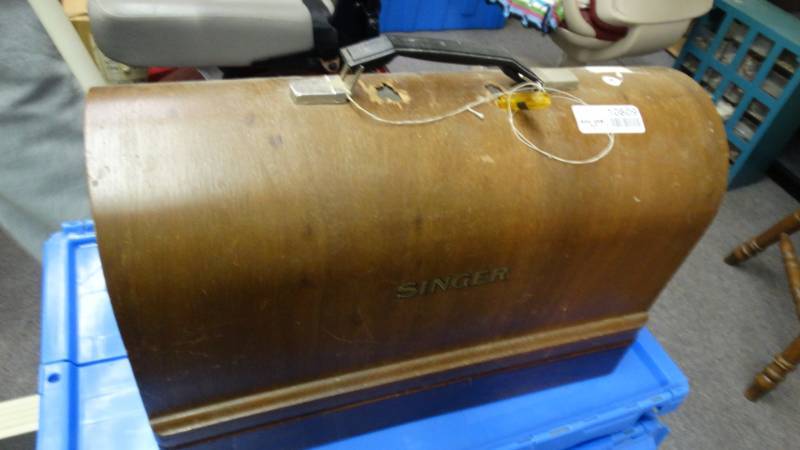 lot 10809 image: Singer sewing machine