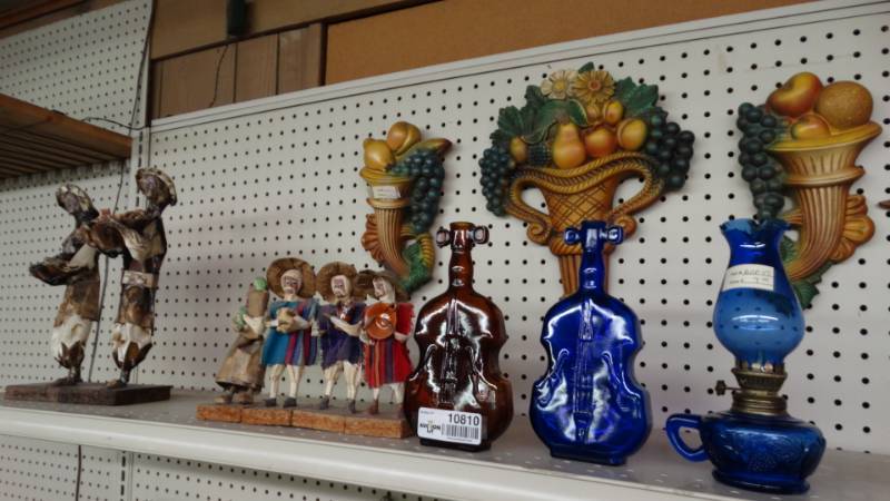 lot 10810 image: Lot of wall decor, papier mache, glass cello decor, small oil lamp