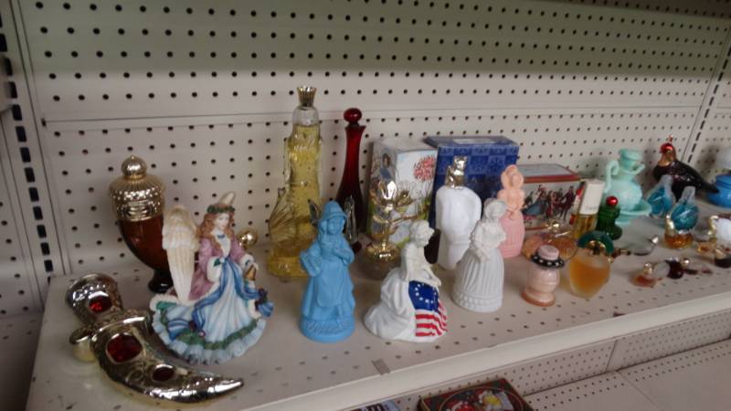 lot 10820 image: Lot of decorative perfume bottles