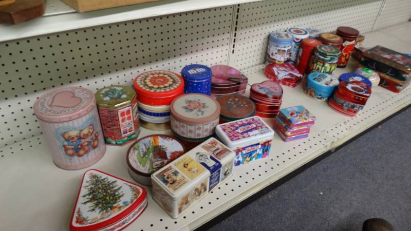 lot 10822 image: Lot of decorative tins
