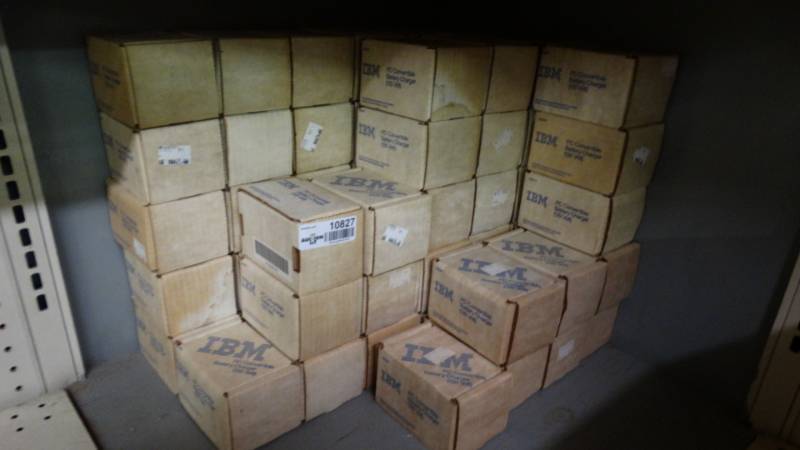 lot 10827 image: Large lot of IBM pc convertible battery chargers 120 volts