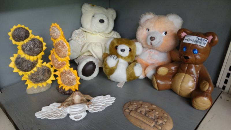 lot 10828 image: Stuffed bears, flower decor, ginger bread and angel decor