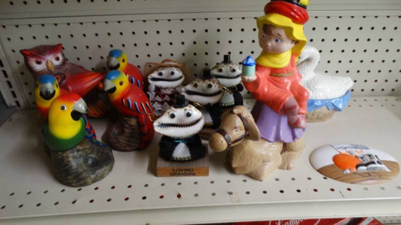 lot 10832 image: Parrot decor, shelf decor, & goose decor