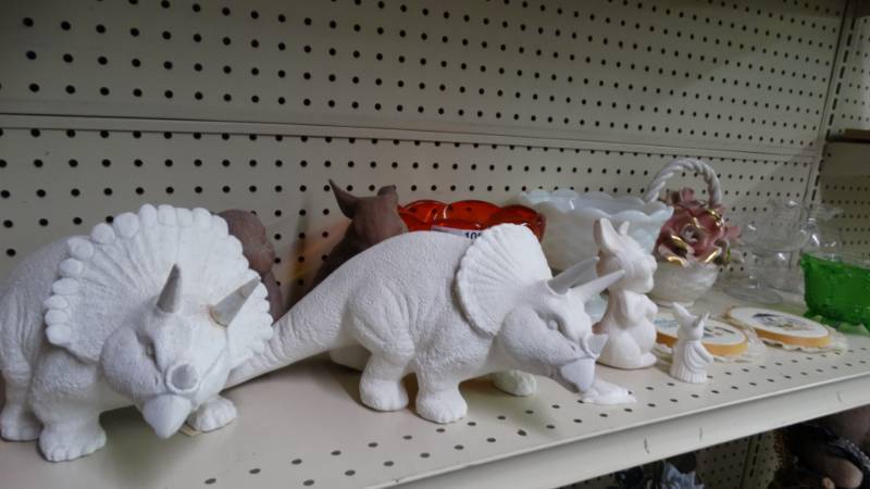 lot 10838 image: Paintable plaster figurines. Decorative glassware.