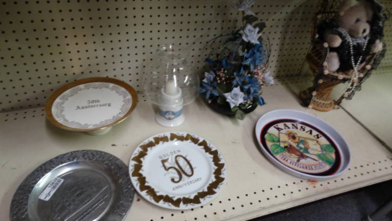 lot 10839 image: Lot of misc decor.