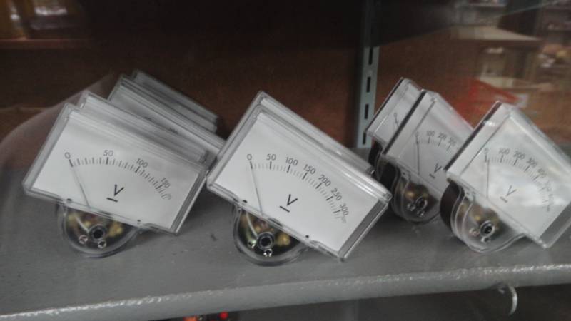 lot 10950 image: Lot of DC amp meters.