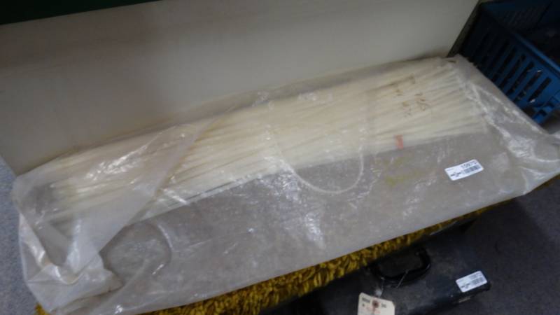 lot 10970 image: Bundle of large zip ties.