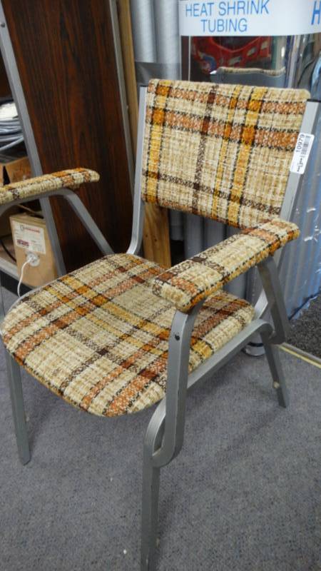 lot 10979 image: Metal frame plaid.