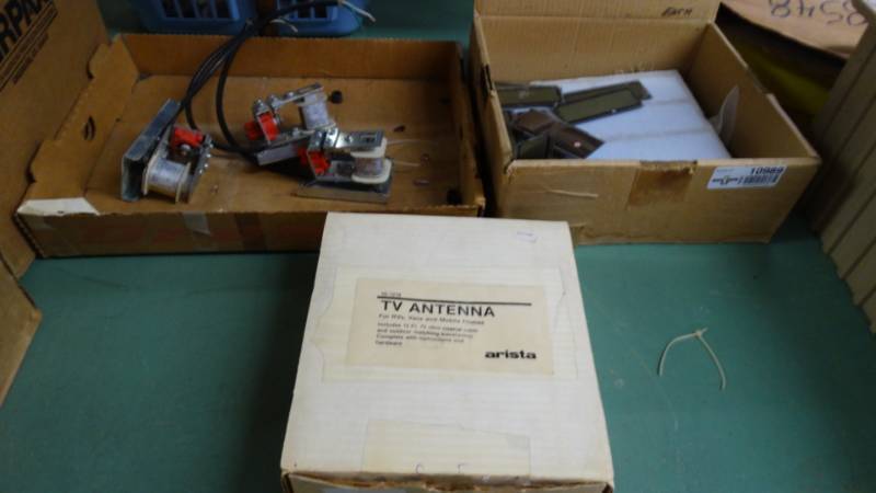 lot 10989 image: Box of LCD displays, TV antenna and electric componet.