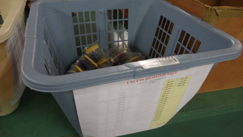 lot 10993 image: Lot of resistors. various sizes.