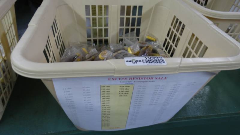 lot 10995 image: Lot of resistors. various sizes.