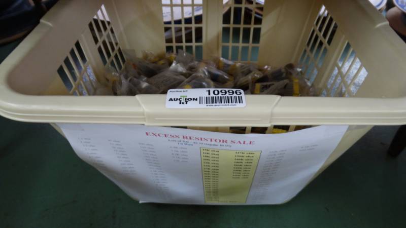 lot 10996 image: Lot of resistors. various sizes.