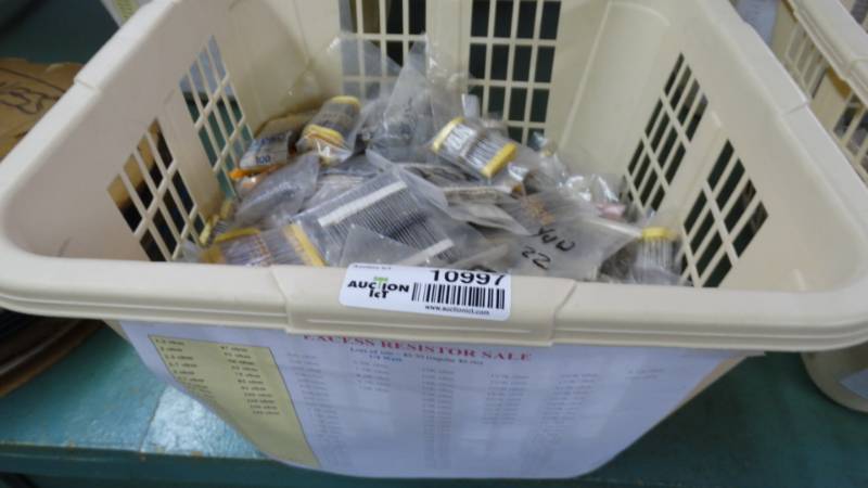 lot 10997 image: Lot of resistors. various sizes.