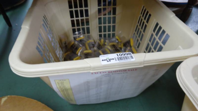 lot 10998 image: Lot of resistors. various sizes.