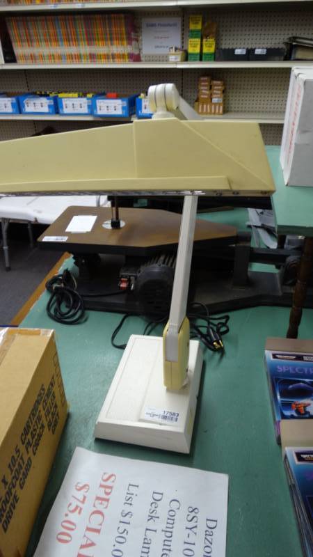 lot 17583 image: Dazor 8sy-100 desk lamp.