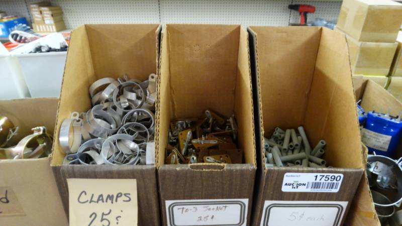 lot 17590 image: Lot of terminals, sockets and clamps.