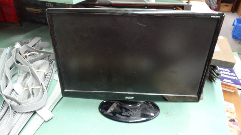 lot 17591 image: Acer monitor.