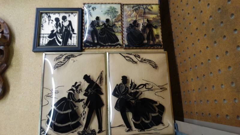 lot 17614 image: Lot of 5 small wall pictures.
