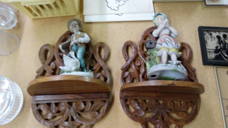 lot 17615 image: 2- wall shelves, 2- figurines.