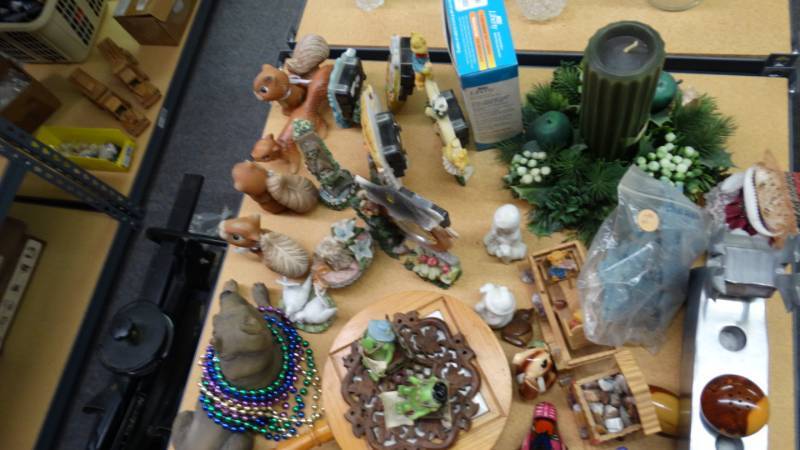 lot 17617 image: Lot of home decor.