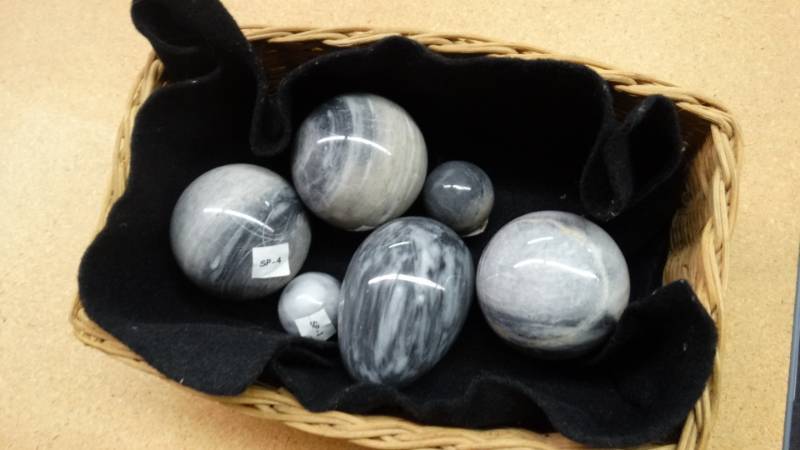 lot 17618 image: Onyx eggs,large and small balls.